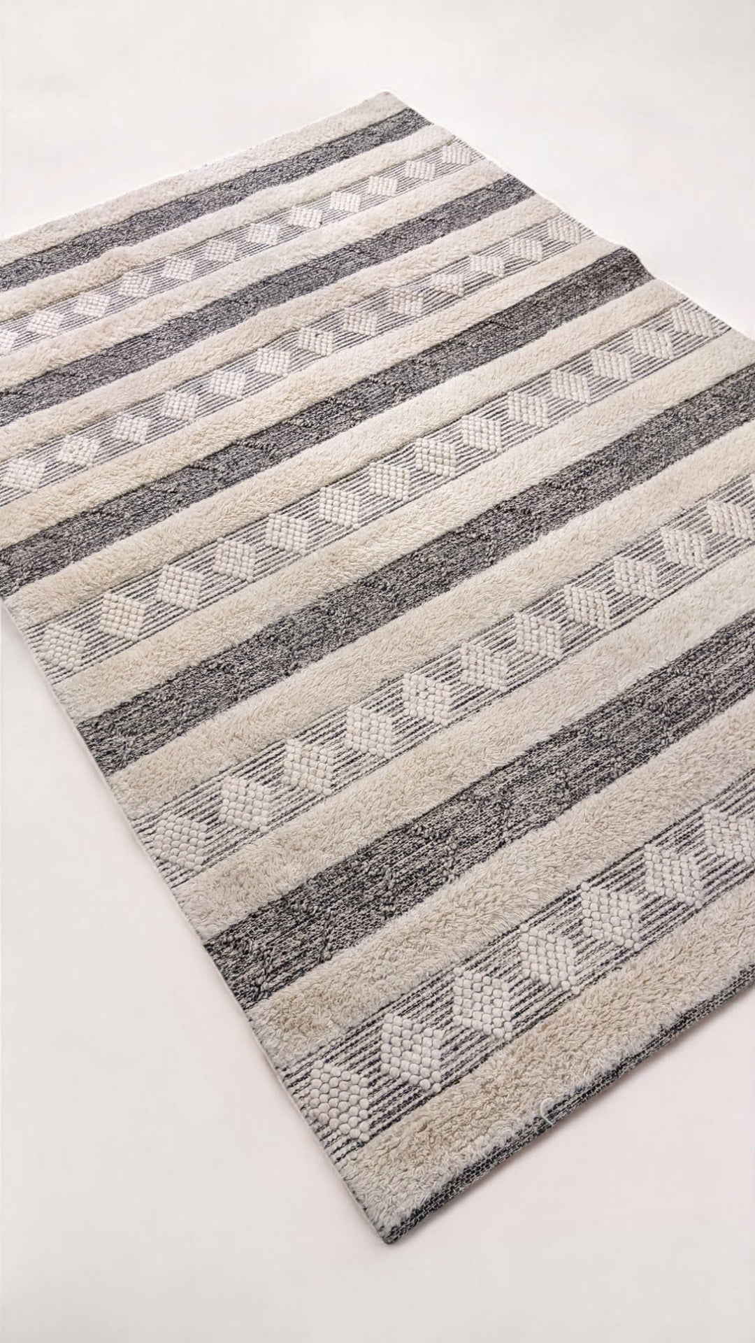 Moroccan Modern Rug - Size: 7.9 x 5.3