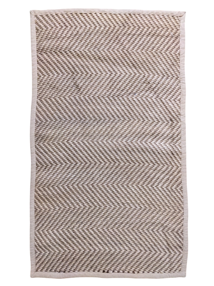 Braided Natural Jute Rug - Size: 4.9 x 2.8