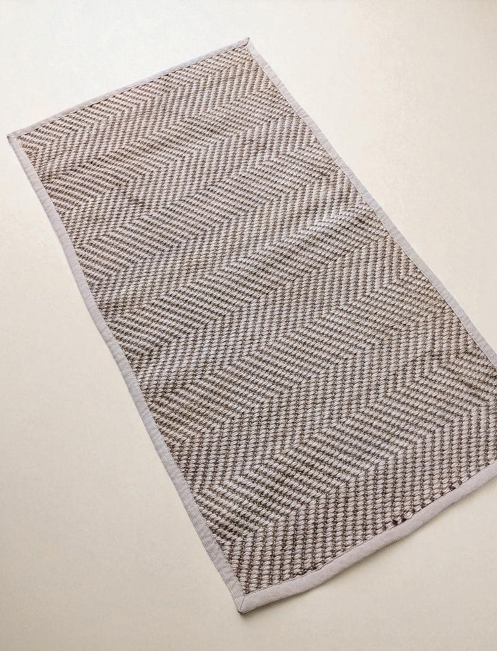 Braided Natural Jute Rug - Size: 4.9 x 2.8