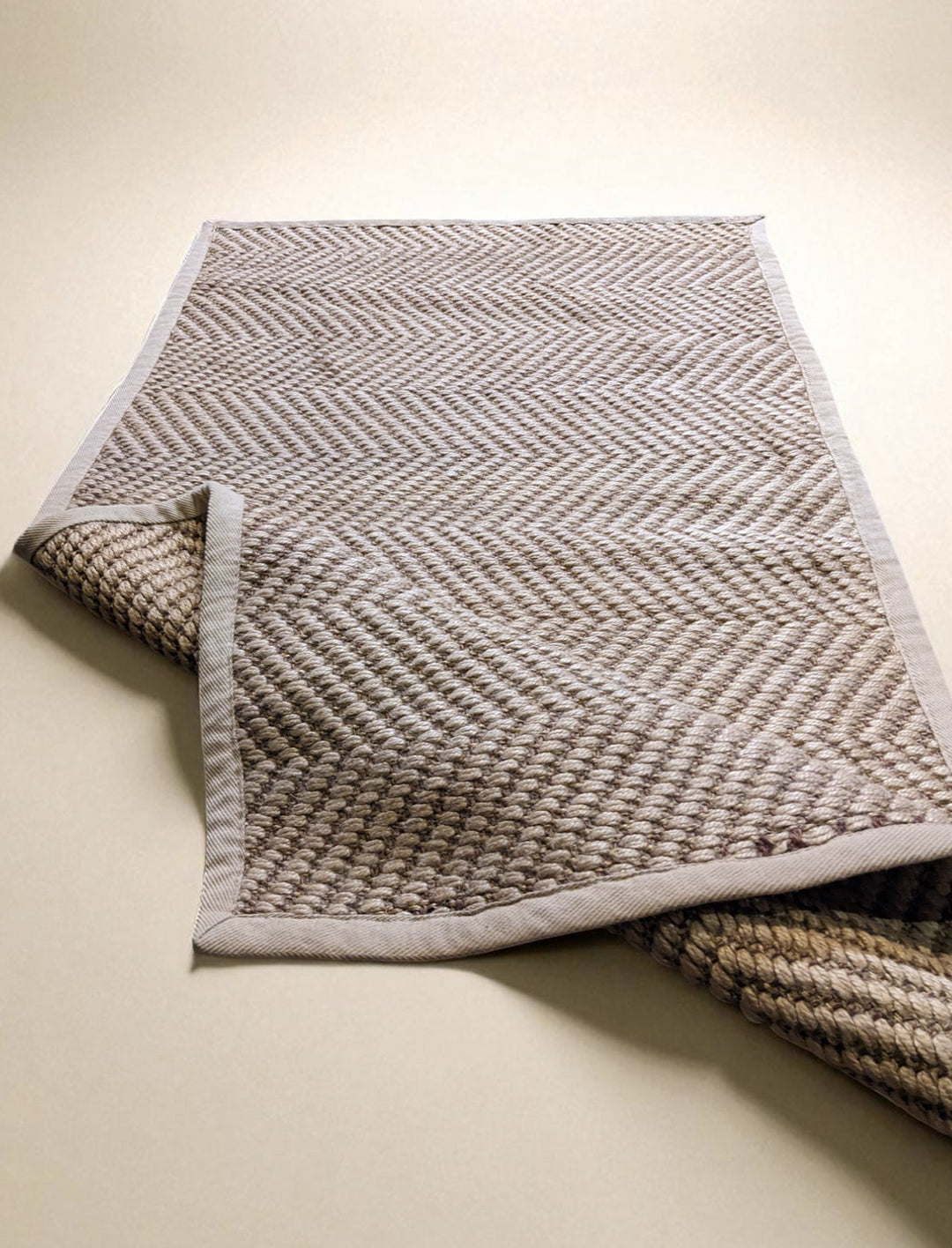 Braided Natural Jute Rug - Size: 4.9 x 2.8