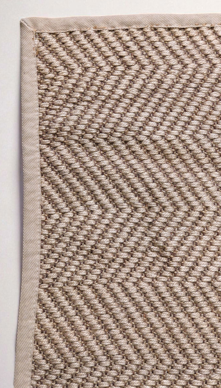 Braided Natural Jute Rug - Size: 4.9 x 2.8